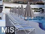 23.06.2025,  Beliebtes Reiseziel der Deutschen, Mallorca. Hier ein Hotel in Cala Ratjada, am Pool sind alle Liegen leer.