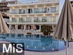 23.06.2025,  Beliebtes Reiseziel der Deutschen, Mallorca. Hier ein Hotel in Cala Ratjada, am Pool sind alle Liegen leer.