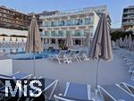 23.06.2025,  Beliebtes Reiseziel der Deutschen, Mallorca. Hier ein Hotel in Cala Ratjada, am Pool sind alle Liegen leer.