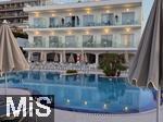23.06.2025,  Beliebtes Reiseziel der Deutschen, Mallorca. Hier ein Hotel in Cala Ratjada, am Pool sind alle Liegen leer.