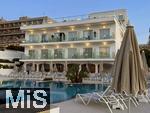 23.06.2025,  Beliebtes Reiseziel der Deutschen, Mallorca. Hier ein Hotel in Cala Ratjada, am Pool sind alle Liegen leer.