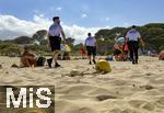 23.06.2025,  Beliebtes Reiseziel der Deutschen, Mallorca. Hier Cala Ratjada am Strand Cala Agulla. Policia Local weist die Badegste auf die das richtige Verhalten am Strand hin. Keine Glasflaschen und keine leute Musik.