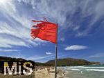 23.06.2025,  Beliebtes Reiseziel der Deutschen, Mallorca.  hier Cala Ratjada am Strand Cala Agulla. Die Rote Flagge steht am Strand, weiss-rote Flatterbnder sperren den Strandabschnitt aufgrund zu gefhrlicher Wellen und Brandung ab. 