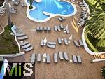 23.06.2025,  Beliebtes Reiseziel der Deutschen, Mallorca.  hier Cala Ratjada, am Pool eines Hotels sind noch alle Liegen leer.
