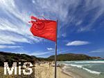 23.06.2025,  Beliebtes Reiseziel der Deutschen, Mallorca.  hier Cala Ratjada am Strand Cala Agulla. Die Rote Flagge steht am Strand, weiss-rote Flatterbnder sperren den Strandabschnitt aufgrund zu gefhrlicher Wellen und Brandung ab. 