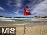 23.06.2025,  Beliebtes Reiseziel der Deutschen, Mallorca.  hier Cala Ratjada am Strand Cala Agulla. Die Rote Flagge steht am Strand, weiss-rote Flatterbnder sperren den Strandabschnitt aufgrund zu gefhrlicher Wellen und Brandung ab. 