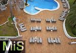 23.06.2025,  Beliebtes Reiseziel der Deutschen, Mallorca.  hier Cala Ratjada, am Pool eines Hotels sind noch alle Liegen leer.