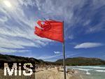 23.06.2025,  Beliebtes Reiseziel der Deutschen, Mallorca.  hier Cala Ratjada am Strand Cala Agulla. Die Rote Flagge steht am Strand, weiss-rote Flatterbnder sperren den Strandabschnitt aufgrund zu gefhrlicher Wellen und Brandung ab. 