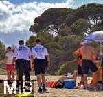 23.06.2025,  Beliebtes Reiseziel der Deutschen, Mallorca. Hier Cala Ratjada am Strand Cala Agulla. Policia Local weist die Badegste auf die das richtige Verhalten am Strand hin. Keine Glasflaschen und keine leute Musik.