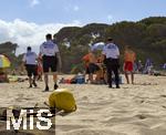 23.06.2025,  Beliebtes Reiseziel der Deutschen, Mallorca. Hier Cala Ratjada am Strand Cala Agulla. Policia Local weist die Badegste auf die das richtige Verhalten am Strand hin. Keine Glasflaschen und keine leute Musik.