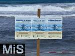 23.06.2025,  Beliebtes Reiseziel der Deutschen, Mallorca.  hier Cala Ratjada am Strand Cala Agulla. Die Rote Flagge steht am Strand, weiss-rote Flatterbnder sperren den Strandabschnitt aufgrund zu gefhrlicher Wellen und Brandung ab. Ein Warnschild in 3 Sprachen weist die Badegste auf die Strmung und das richtige Verhalten bei Gefahr hin.