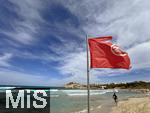 23.06.2025,  Beliebtes Reiseziel der Deutschen, Mallorca.  hier Cala Ratjada am Strand Cala Agulla. Die Rote Flagge steht am Strand, weiss-rote Flatterbnder sperren den Strandabschnitt aufgrund zu gefhrlicher Wellen und Brandung ab. 
