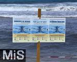 23.06.2025,  Beliebtes Reiseziel der Deutschen, Mallorca.  hier Cala Ratjada am Strand Cala Agulla. Die Rote Flagge steht am Strand, weiss-rote Flatterbnder sperren den Strandabschnitt aufgrund zu gefhrlicher Wellen und Brandung ab. Ein Warnschild in 3 Sprachen weist die Badegste auf die Strmung und das richtige Verhalten bei Gefahr hin.
