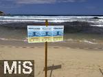 23.06.2025,  Beliebtes Reiseziel der Deutschen, Mallorca.  hier Cala Ratjada am Strand Cala Agulla. Die Rote Flagge steht am Strand, weiss-rote Flatterbnder sperren den Strandabschnitt aufgrund zu gefhrlicher Wellen und Brandung ab. Ein Warnschild in 3 Sprachen weist die Badegste auf die Strmung und das richtige Verhalten bei Gefahr hin.