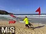23.06.2025,  Beliebtes Reiseziel der Deutschen, Mallorca.  hier Cala Ratjada am Strand Cala Agulla. Die Rote Flagge steht am Strand, weiss-rote Flatterbnder sperren den Strandabschnitt aufgrund zu gefhrlicher Wellen und Brandung ab.  Bademeister sammelt die roten Flaggen ein.