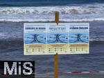 23.06.2025,  Beliebtes Reiseziel der Deutschen, Mallorca.  hier Cala Ratjada am Strand Cala Agulla. Die Rote Flagge steht am Strand, weiss-rote Flatterbnder sperren den Strandabschnitt aufgrund zu gefhrlicher Wellen und Brandung ab. Ein Warnschild in 3 Sprachen weist die Badegste auf die Strmung und das richtige Verhalten bei Gefahr hin.