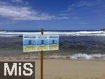 23.06.2025,  Beliebtes Reiseziel der Deutschen, Mallorca.  hier Cala Ratjada am Strand Cala Agulla. Die Rote Flagge steht am Strand, weiss-rote Flatterbnder sperren den Strandabschnitt aufgrund zu gefhrlicher Wellen und Brandung ab. Ein Warnschild in 3 Sprachen weist die Badegste auf die Strmung und das richtige Verhalten bei Gefahr hin.