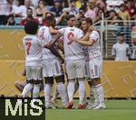 29.06.2025, FIFA Club World Cup 2025, Achtelfinale, CR Flamengo Rio de Janeiro - FC Bayern Mnchen, im Hard Rock Stadium (Miami Gardens, FL),  Torjubel Harry Kane (FC Bayern Mnchen) Serge Gnabry (FC Bayern Mnchen), Josip Stanisic (Bayern Mnchen) 