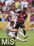 29.06.2025, FIFA Club World Cup 2025, Achtelfinale, CR Flamengo Rio de Janeiro - FC Bayern Mnchen, im Hard Rock Stadium (Miami Gardens, FL), v.li: Joshua Kimmich (FC Bayern Mnchen) gegen Gonzalo PLATA (Flamengo)