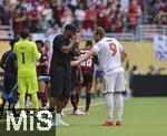 29.06.2025, FIFA Club World Cup 2025, Achtelfinale, CR Flamengo Rio de Janeiro - FC Bayern Mnchen, im Hard Rock Stadium (Miami Gardens, FL), v.li: Trainer Vincent Kompany (FC Bayern Mnchen) redet mit Joshua Kimmich (FC Bayern Mnchen) 
