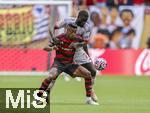 29.06.2025, FIFA Club World Cup 2025, Achtelfinale, CR Flamengo Rio de Janeiro - FC Bayern Mnchen, im Hard Rock Stadium (Miami Gardens, FL), hi: Dayot Upamecano (FC Bayern Mnchen) im Zweikampf 