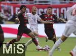 29.06.2025, FIFA Club World Cup 2025, Achtelfinale, CR Flamengo Rio de Janeiro - FC Bayern Mnchen, im Hard Rock Stadium (Miami Gardens, FL), mitte: Konrad Laimer (FC Bayern Mnchen) im Zweikampf, 