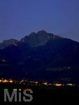 29.6.2025, Meran in Sdtirol, Italien. Herz-Jesu-Feuer auf dem Gebirgsgrat des Ifinger Berggipfel.
Der Brauch, im Juni Feuer zu entznden, geht auf frhere Sonnwend- bzw. Johannisfeuer zurck, welche in Erinnerung an das Herz-Jesu-Gelbnis von 1796 umgedeutet wurden. Unten leuchtet das Dorf Tirol in der Dmmerung.
