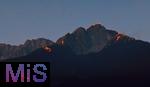 29.6.2025, Meran in Sdtirol, Italien. Herz-Jesu-Feuer auf dem Gebirgsgrat des Ifinger Berggipfel.
Der Brauch, im Juni Feuer zu entznden, geht auf frhere Sonnwend- bzw. Johannisfeuer zurck, welche in Erinnerung an das Herz-Jesu-Gelbnis von 1796 umgedeutet wurden. 