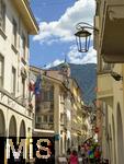 29.6.2025, Meran in Sdtirol, Italien. Flanieren in der Laubengasse, mit Lden und Restaurants in der schattigen Altstadt.