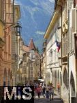 29.6.2025, Meran in Sdtirol, Italien. Flanieren in der Laubengasse, mit Lden und Restaurants in der schattigen Altstadt.