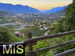 29.6.2025, Meran in Sdtirol, Italien. Ortsteil Algund mit Blick im Sden nach Lana und hinten Bozen.