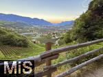 29.6.2025, Meran in Sdtirol, Italien. Ortsteil Algund mit Blick im Sden nach Lana und hinten Bozen.