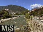 29.6.2025, Meran in S�dtirol, Italien. Innenstadt Meran, Br�cke �ber die Passer, hinten das Hotel Meranerhof. rechts die Fussg�ngerpromenade.