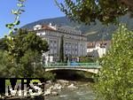 29.6.2025, Meran in S�dtirol, Italien. Innenstadt Meran, Br�cke �ber die Passer, hinten das Hotel Meranerhof.