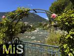 29.6.2025, Meran in S�dtirol, Italien. Innenstadt Meran, Br�cke �ber die Passer mit Rosenschmuck.