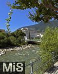 29.6.2025, Meran in S�dtirol, Italien. Innenstadt Meran, Fussg�ngerpromenade an der Passer, hinten das Hotel Meranerhof.