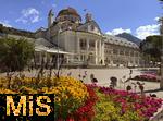 29.6.2025, Meran in S�dtirol, Italien. Innenstadt Meran, Das historische Kurhaus von Meran an der Fussg�ngerpromenade, davor pr�chtiger Blumenschmuck.