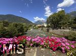 29.6.2025, Meran in S�dtirol, Italien. Innenstadt Meran, Br�cke �ber die Passer mit Blumenschmuck.