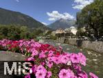 29.6.2025, Meran in S�dtirol, Italien. Innenstadt Meran, Br�cke �ber die Passer mit Blumenschmuck.