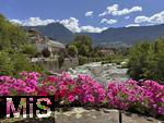 29.6.2025, Meran in S�dtirol, Italien. Innenstadt Meran, Br�cke �ber die Passer mit Blumenschmuck. Links das Historische Kurhaus von Meran.