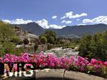 29.6.2025, Meran in S�dtirol, Italien. Innenstadt Meran, Br�cke �ber die Passer mit Blumenschmuck. Links das Historische Kurhaus von Meran.