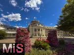 29.6.2025, Meran in S�dtirol, Italien. Innenstadt Meran, Das historische Kurhaus von Meran an der Fussg�ngerpromenade, davor pr�chtiger Blumenschmuck.