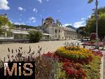 29.6.2025, Meran in S�dtirol, Italien. Innenstadt Meran, Das historische Kurhaus von Meran an der Fussg�ngerpromenade, davor pr�chtiger Blumenschmuck.