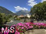 29.6.2025, Meran in S�dtirol, Italien. Innenstadt Meran, Br�cke �ber die Passer mit Blumenschmuck.
