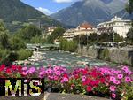 29.6.2025, Meran in S�dtirol, Italien. Innenstadt Meran, Br�cke �ber die Passer mit Blumenschmuck.