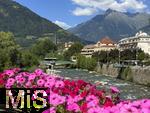 29.6.2025, Meran in S�dtirol, Italien. Innenstadt Meran, Br�cke �ber die Passer mit Blumenschmuck.