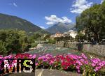 29.6.2025, Meran in S�dtirol, Italien. Innenstadt Meran, Br�cke �ber die Passer mit Blumenschmuck.
