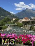 29.6.2025, Meran in S�dtirol, Italien. Innenstadt Meran, Br�cke �ber die Passer mit Blumenschmuck.
