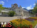 29.6.2025, Meran in S�dtirol, Italien. Innenstadt Meran, Das historische Kurhaus von Meran an der Fussg�ngerpromenade, davor pr�chtiger Blumenschmuck.