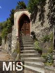 29.6.2025, Meran in S�dtirol, Italien. Innenstadt Meran, Treppe zu einem Holz-Eingangstor eines Privatgartens.